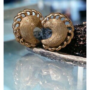 VINTAGE SIGNED MONET CLIP EARRINGS GOLD TONE